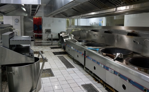 青島市南酒店不銹鋼廚房設備的設計大多為簡單直線原因是什么？
